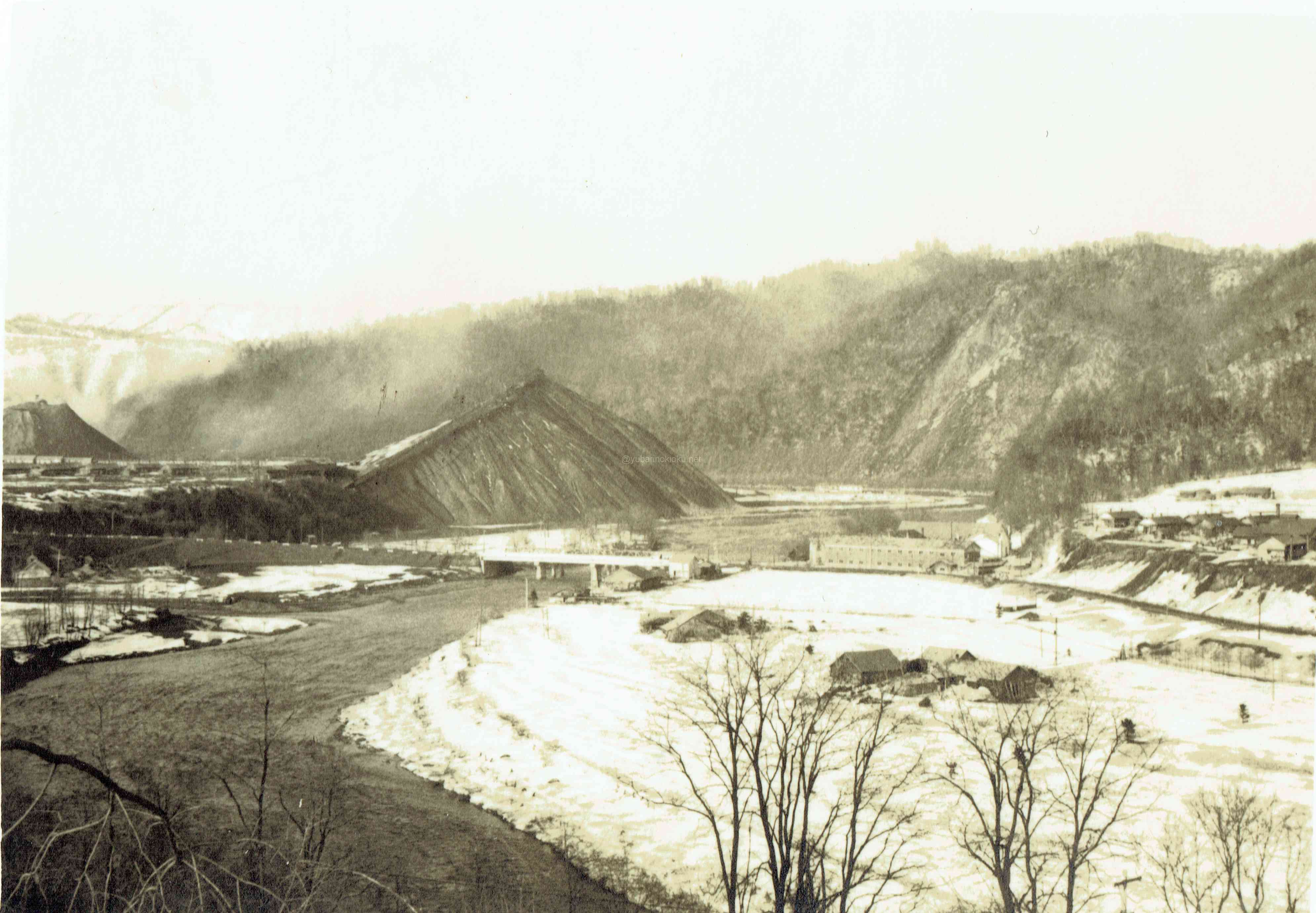 昭和30年代の北炭清水沢炭鉱ズリ山、清水沢中学校
